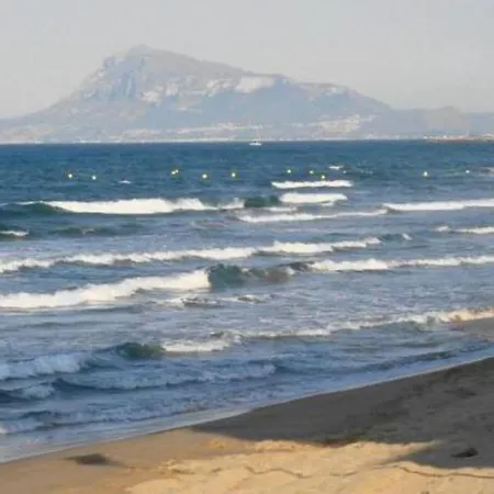 - - Sleeps 7 - Parking - Seafront Apartman *