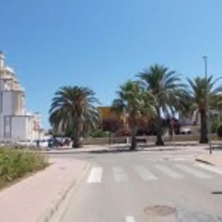 - - Sleeps 7 - Parking - Seafront Apartman *