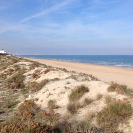 - - Sleeps 7 - Parking - Seafront Apartment *