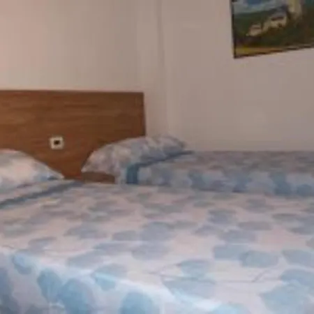 - - Sleeps 7 - Parking - Seafront Apartment Piles