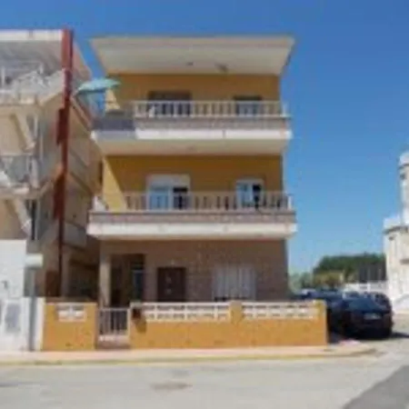 - - Sleeps 7 - Parking - Seafront * Piles